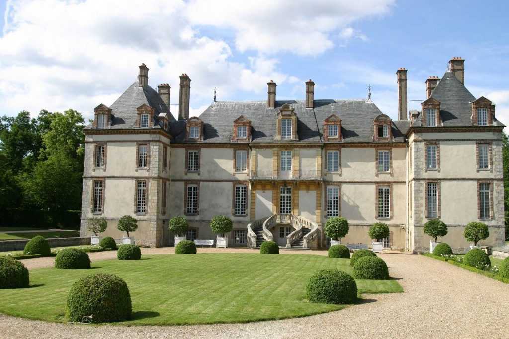 Face-avant-escalier-fer-cheval-chateau-bourron-marlotte-1400-1024x682-1024x682